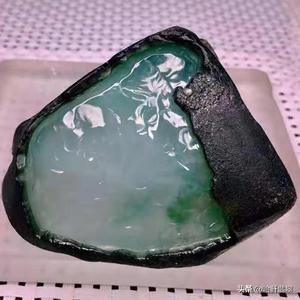 翡翠原石流氓开窗,翡翠原石开流氓窗是什么意思