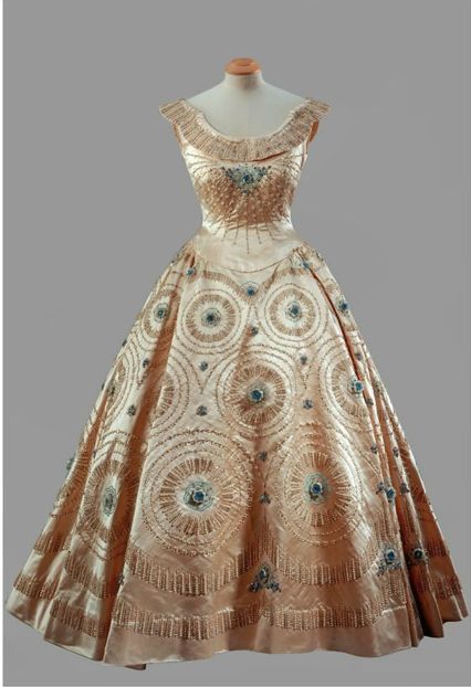 伊丽莎白女王苹果花礼服,英国女王伊丽莎白连衣裙