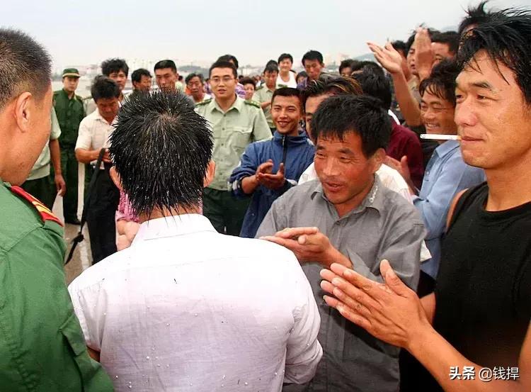 「钱眼回眸四十年-99」魏青刚三下大海与“麦莎”争夺落水女