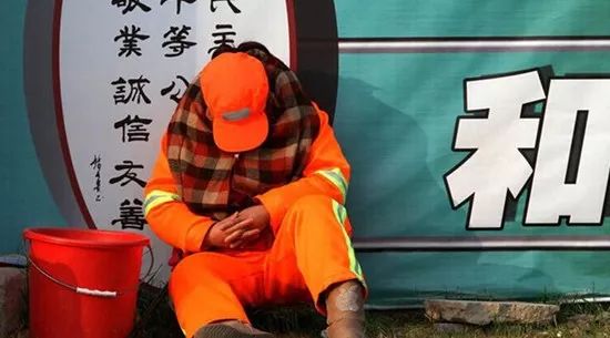 环卫工为什么又辛苦工资又低,环卫工人很辛苦为何工资却很低