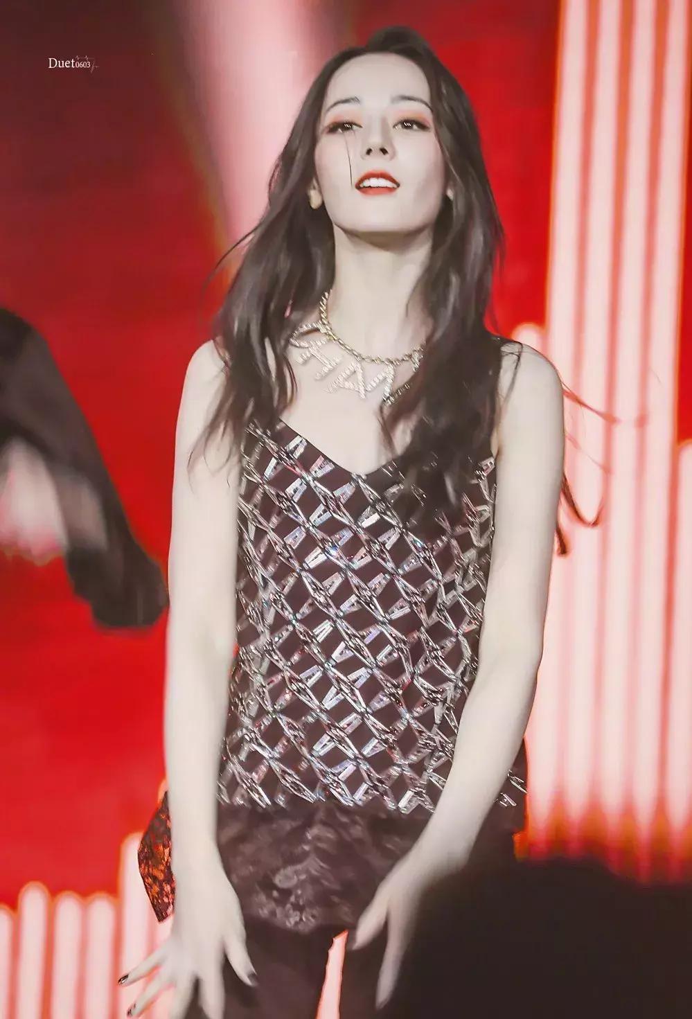 热巴当众撕衣服热舞,谁受得了