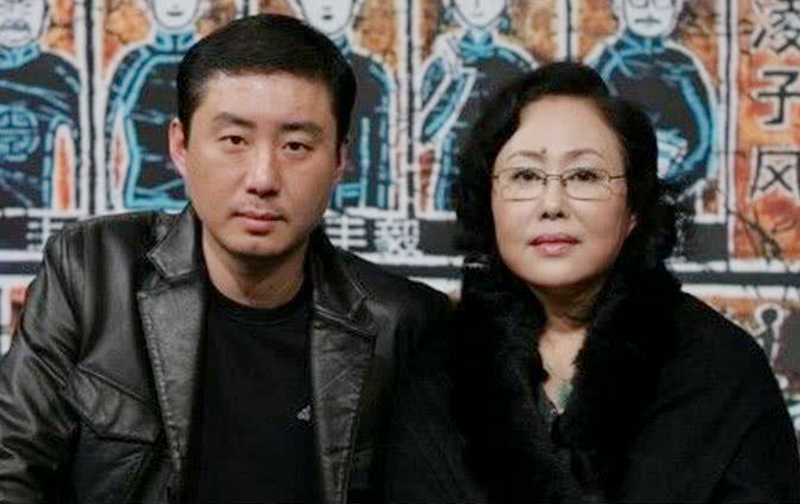 她是《归心似箭》玉贞，《骆驼祥子》虎妞，情路坎坷，常轮椅现身