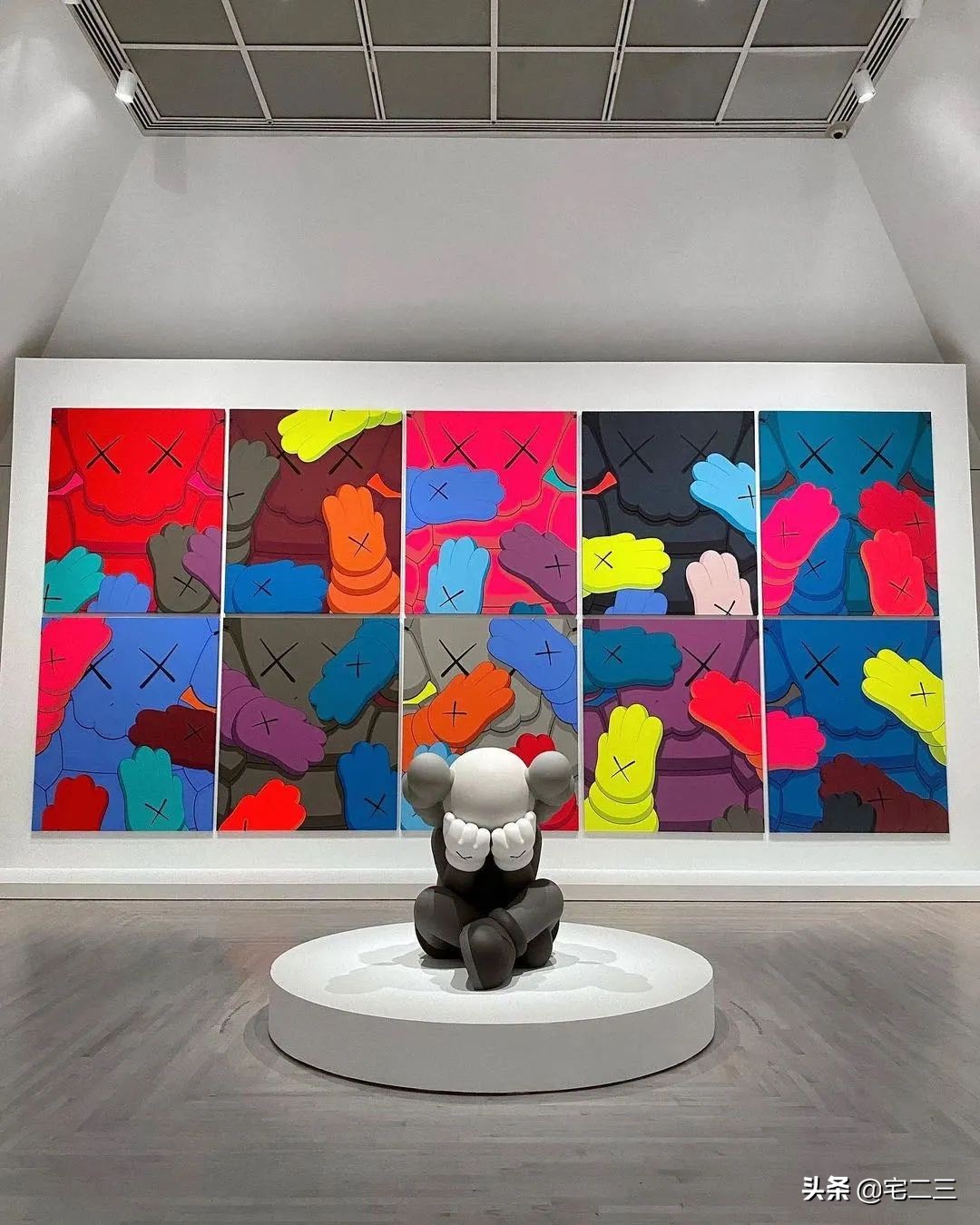 从KAWS、村上隆到草间弥生，为什么潮玩艺术也进军家居界了？