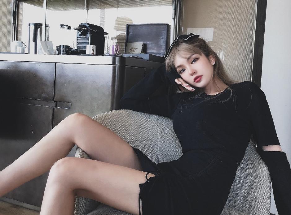 何超莲晒与窦骁亲密照,何超莲晒捧脸合照为窦骁庆生