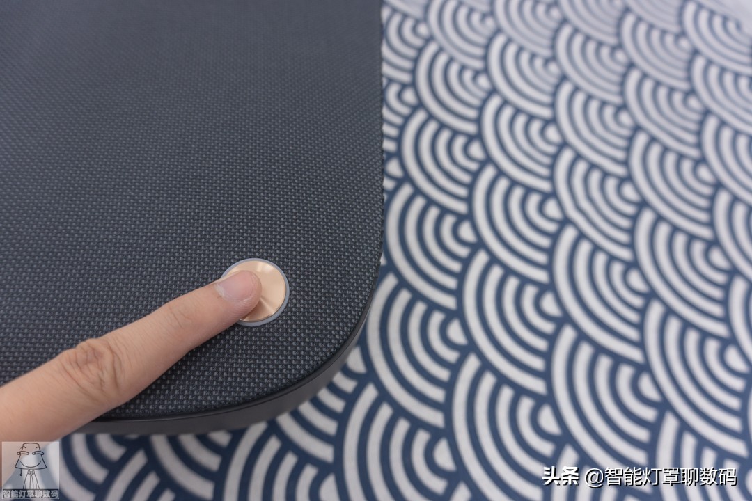 深圳小伙的快乐出租屋（上）：千元1080P投影+头戴蓝牙耳机