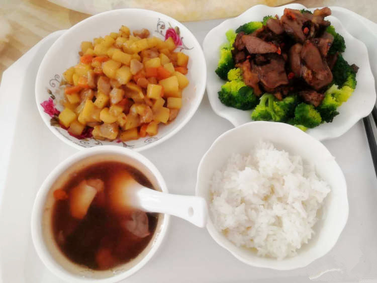 家有母婴住家月嫂,月嫂带宝日常虽然很累但是很开心