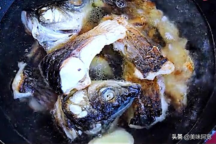 炖鱼的鱼汤好喝,炖鱼如何炖出奶汤