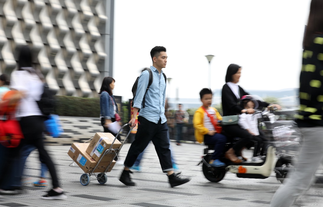 深圳成香港市民周末必打卡地只因网购“跨境取货”太划算