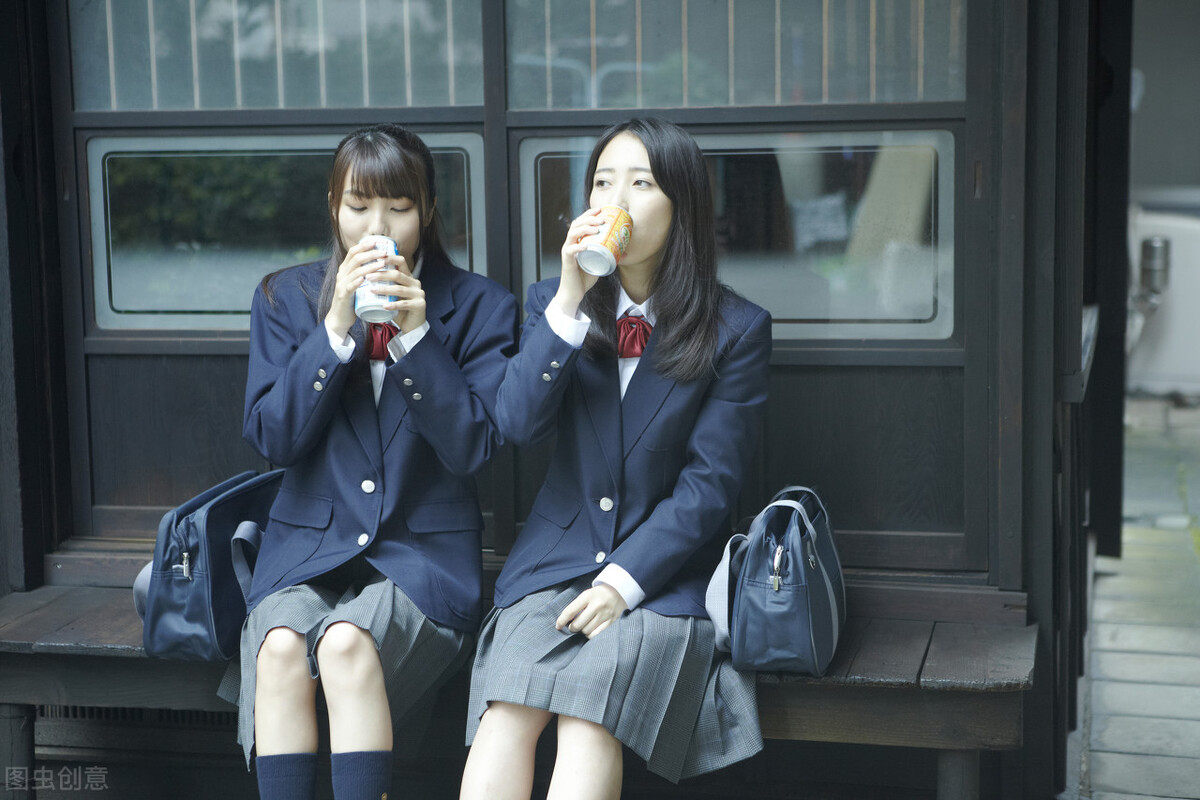 日本人为何喜欢穿丝袜,日本女性为什么爱穿短袜