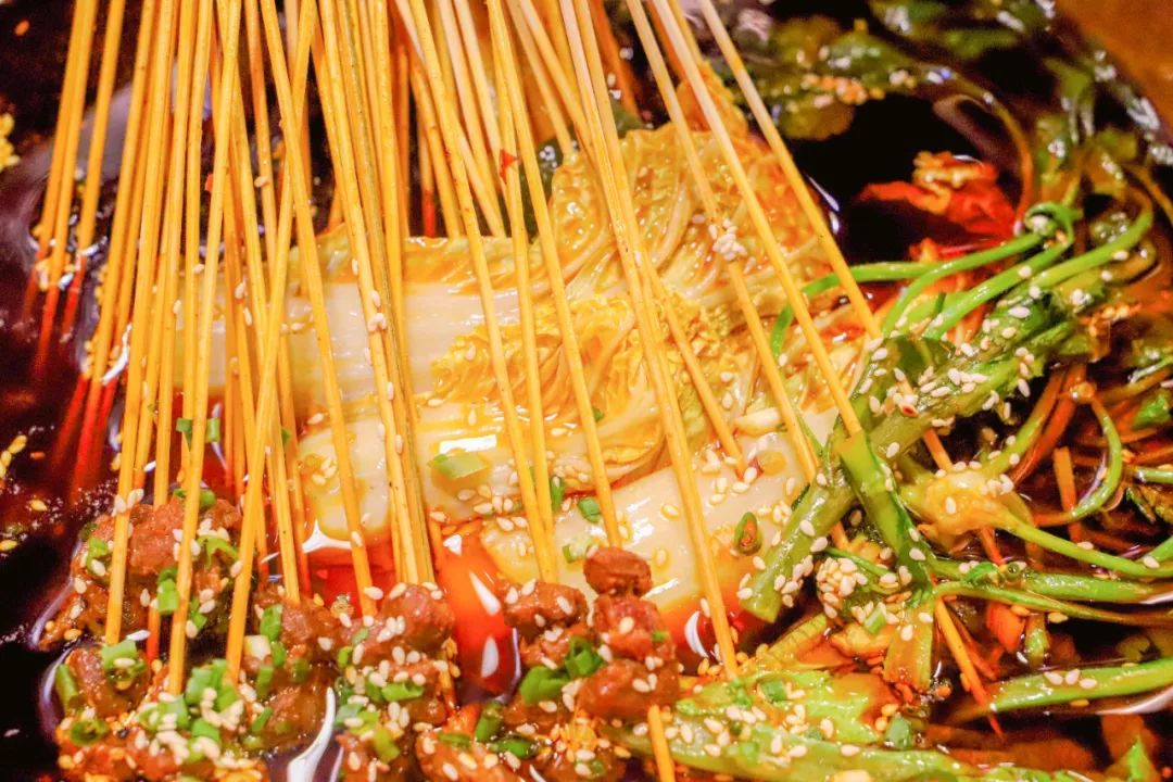 这家国潮网红串串落地襄阳啦,你只管拿串不用涮可以直接开吃