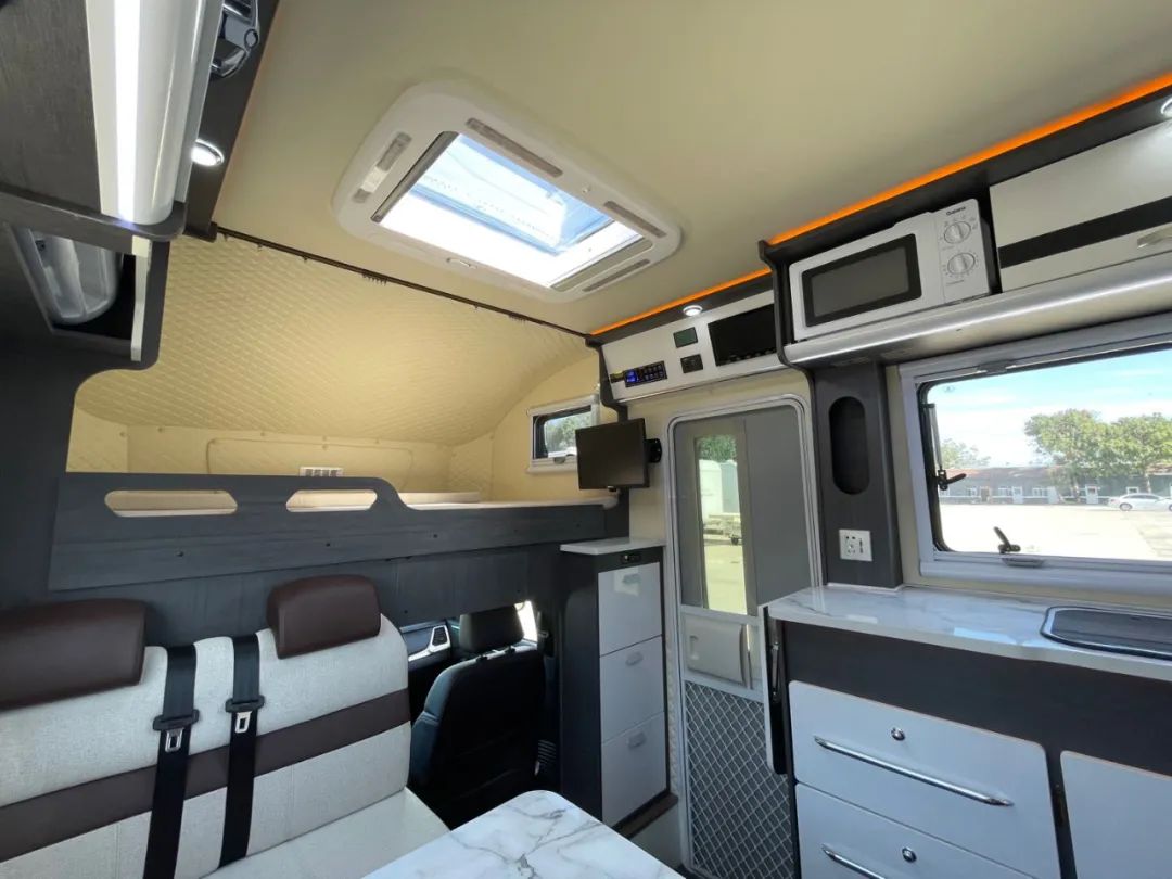 爱旅途t70四驱皮卡房车后横床,爱旅途房车t90和t70底盘有什么区别