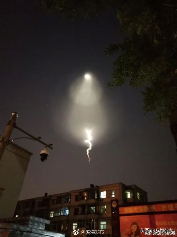 太空空间站拍到的几个ufo目击事件,太空探索飞机上看到最真实ufo