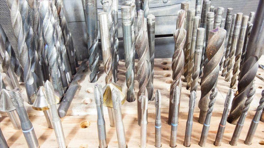 为什么钻头要区分黑色白色黄色,电钻黑色和银色钻头