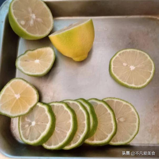 夏天太热了喝一杯冰镇果汁,天气太热了来杯果汁凉快解暑