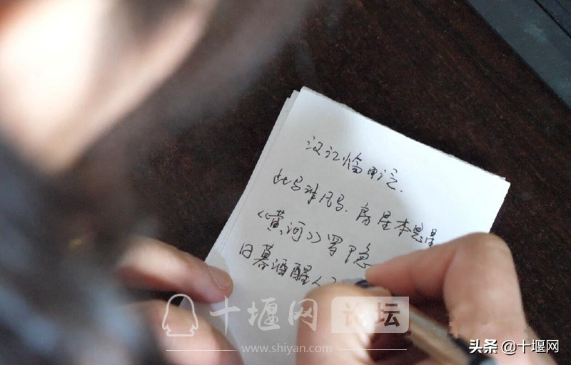 超市小票承载着妈妈的爱!十堰母亲为孩子手抄近千首诗词登央视