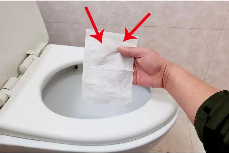 马桶有一块便便冲不下去怎么回事,便便粘马桶肛门四周痒是什么原因