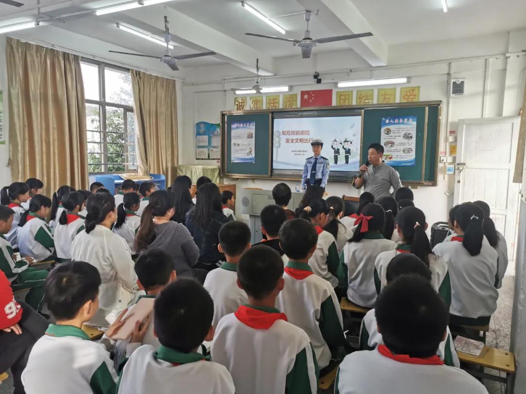 警花带你学交规哪4个时间要记住,警花带你学交规上学请走斑马线