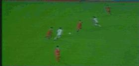 支点中锋踢前腰,足球支点中锋的位置和打法