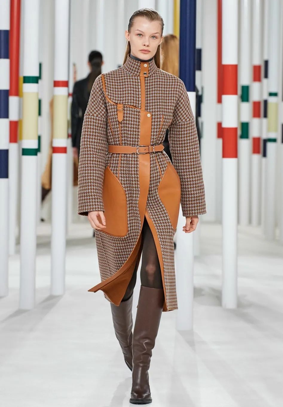 黑白格纹大衣怎么搭配好看,戴帽子黑白格纹大衣怎么搭配好看