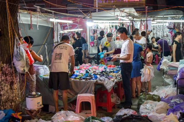 武汉步行街摆地摊,在武汉摆地摊的老乡们