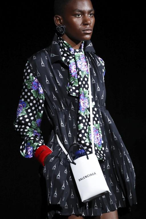 balenciaga手机包价格,balenciaga手机壳不包镜头