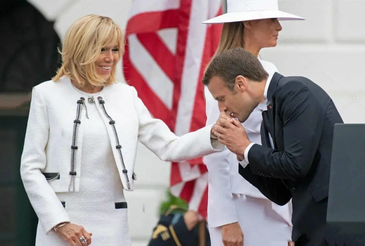 法国总统真Man！跟大25岁老婆出海频繁秀肌肉，布丽吉特一脸漠然