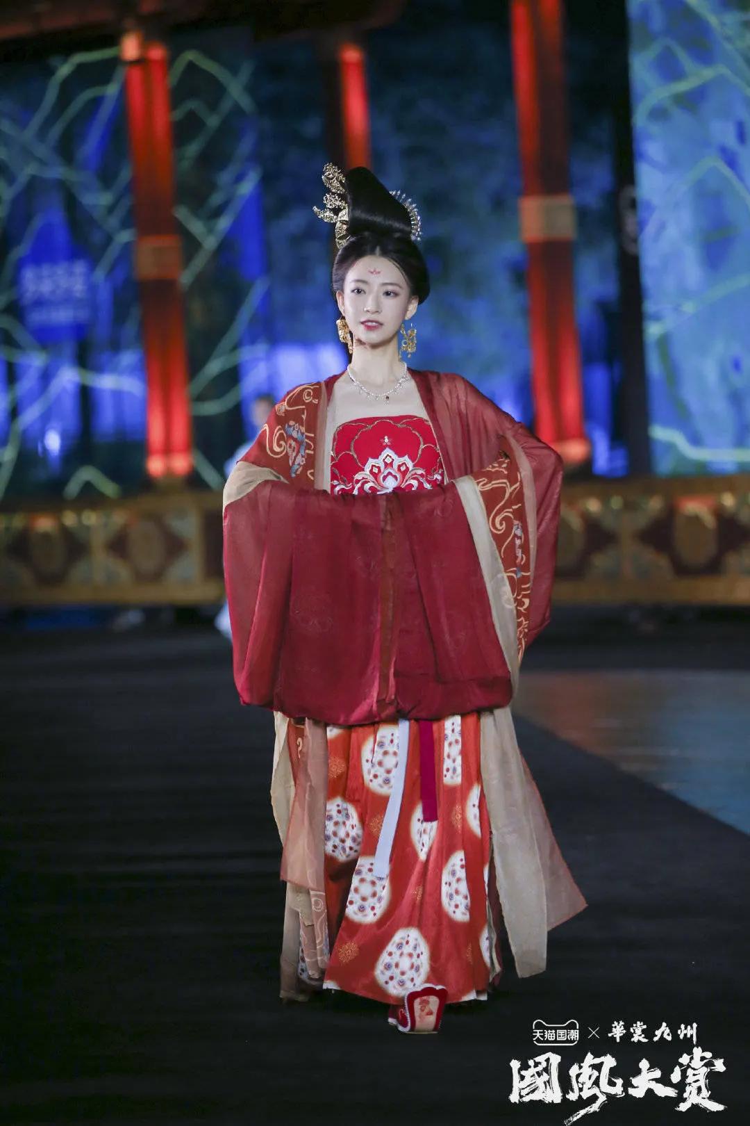 领略传统服饰之美柯尔克孜 (如何展示中国传统服饰)