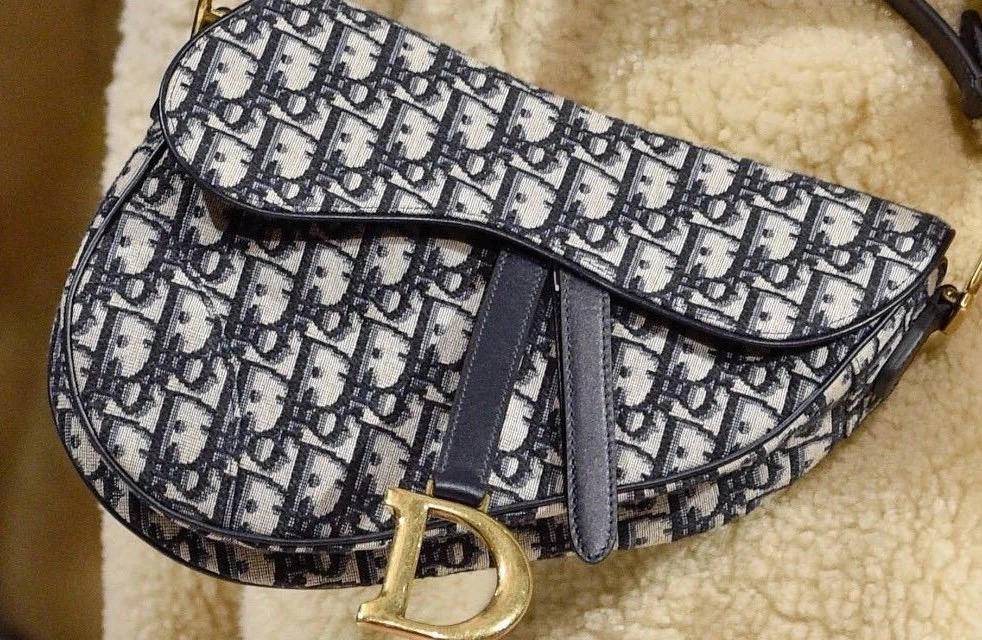 王俊凯迪奥背过的包,迪奥马鞍包黑皮王俊凯