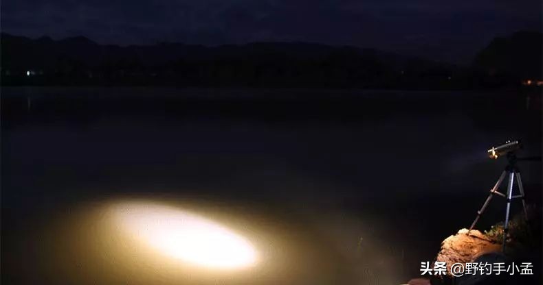 夜钓鲢鳙用夜钓灯好还是夜光棒好,夜光浮标好还是夜钓灯好用
