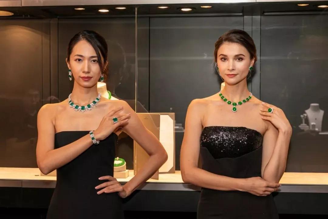 2018香港保利翡翠拍卖价格,保利春拍翡翠手镯5000万