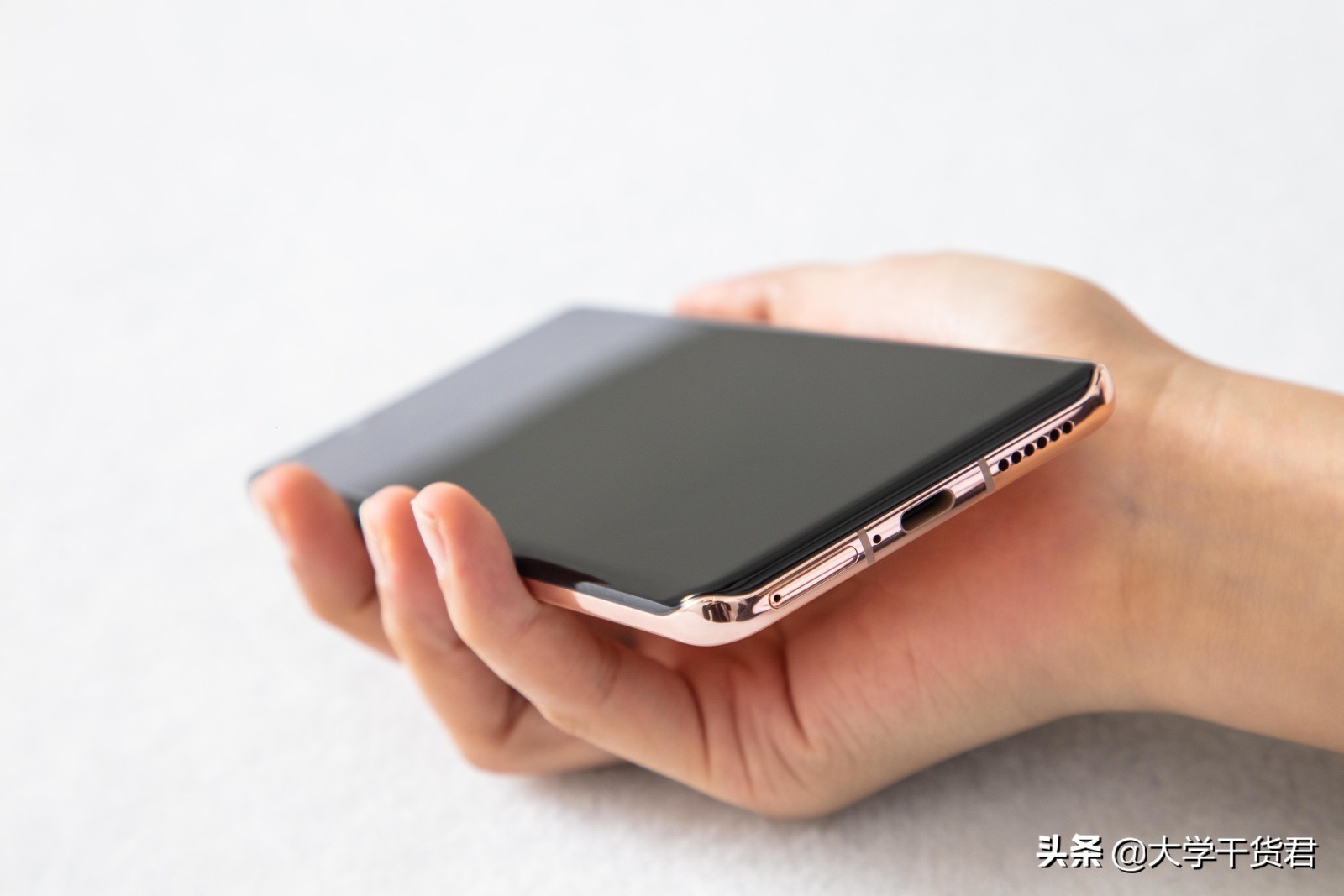 为什么p40没有采用曲面屏设计,p40挖孔屏丑吗