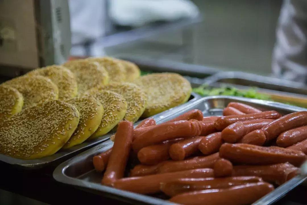 叫醒你的不是闹钟是给孩子做饭,清晨叫醒你的不是闹钟