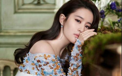 刘亦菲路人镜头下近照曝光,刘亦菲街拍颜值在线