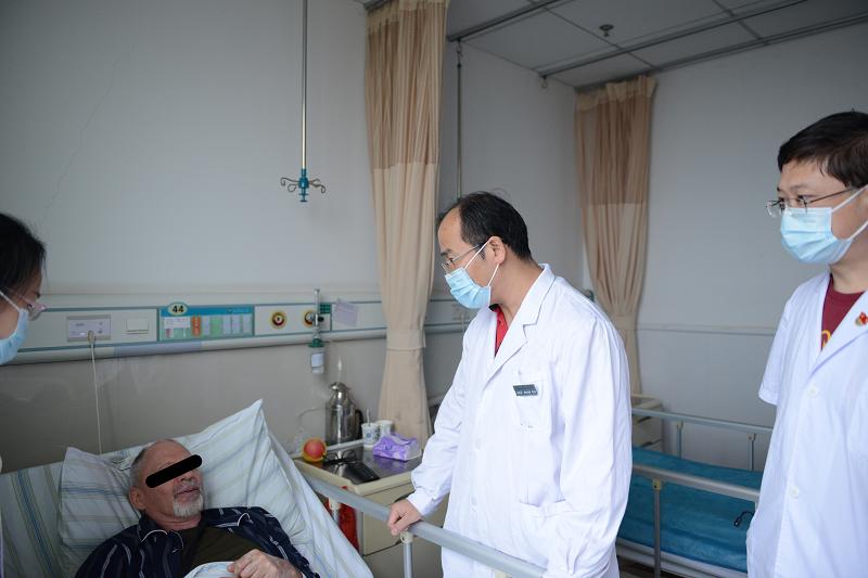 心梗患者抢救成功家属感谢视频,外国人在中国心梗