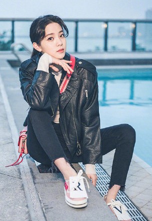 复工出行GET帅气皮衣造型！热巴复古、千玺男友风、娜比休闲风