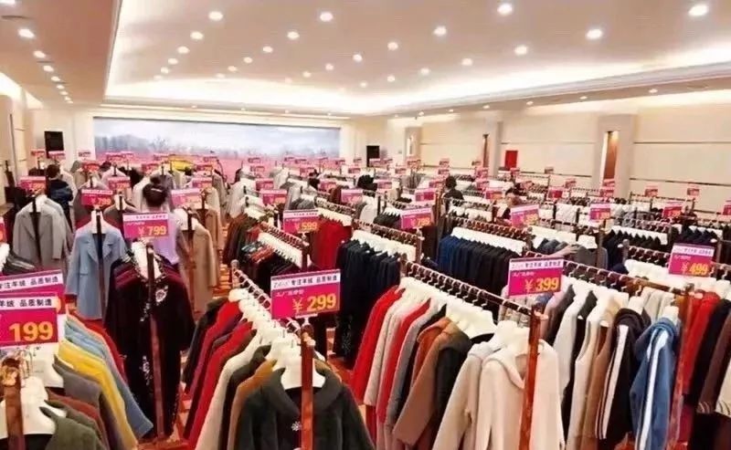 轰动全城，品牌羽绒服、品牌女鞋年终清仓，万条羊围巾免费送