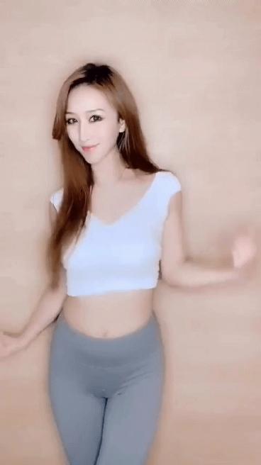 gif搞笑动图给我两块钱,把钱买完的搞笑图片