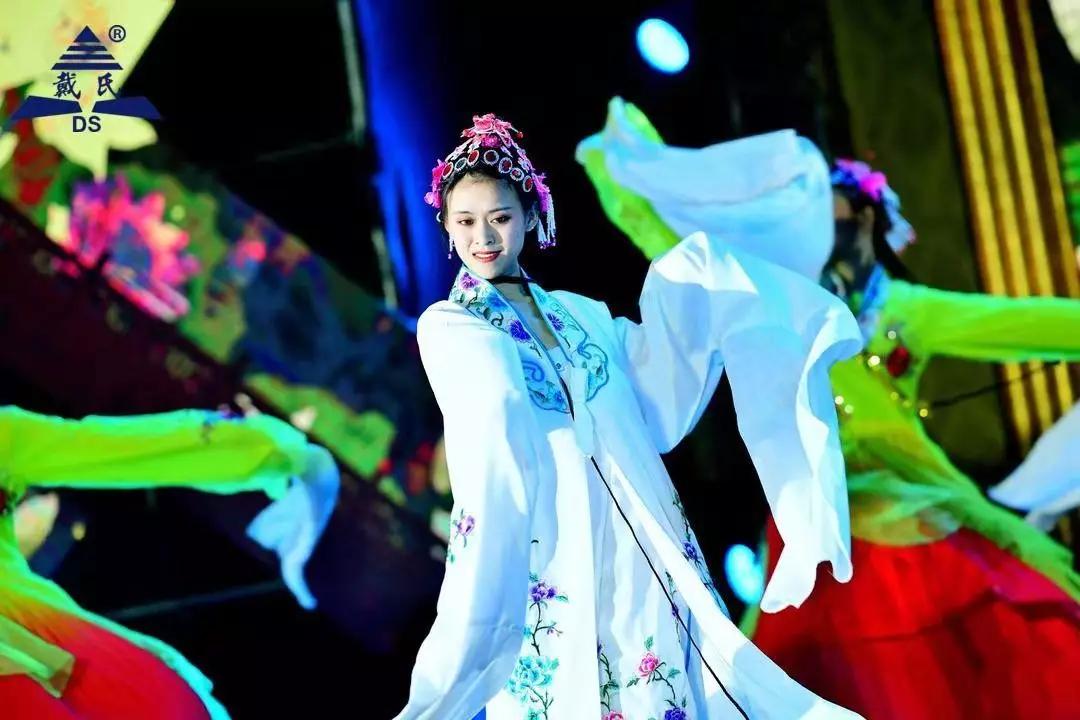 规范自律天道酬勤，奉献担当人心有秤，戴氏教育名航部拜年会