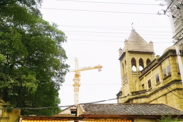 请挽着我的衣袖，和我到漳州的青年路走一走