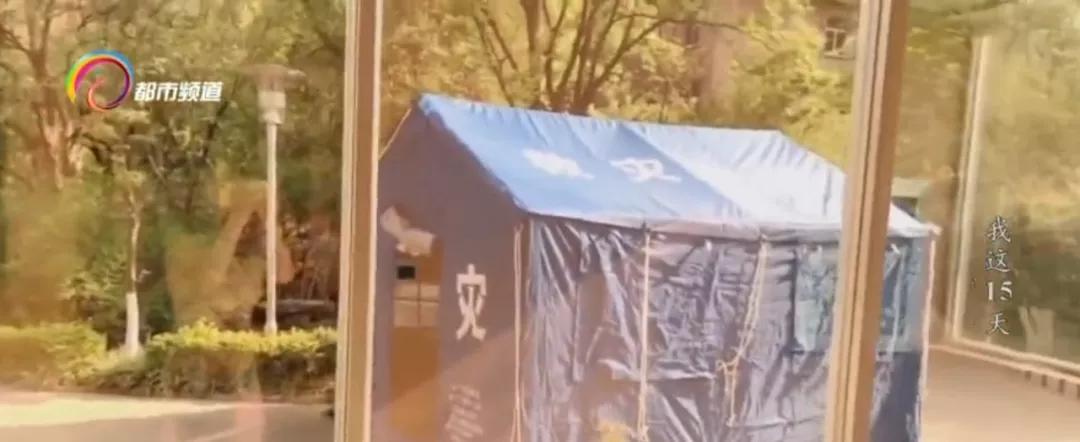 在机场和家人告别,在机场被救护车带走隔离的视频