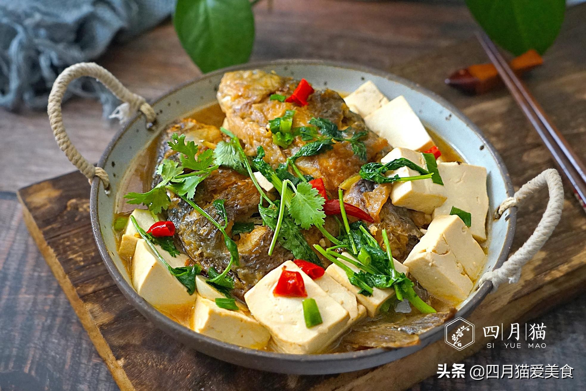 炖鲫鱼倒什么料,炖鲫鱼想放绿豆芽