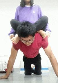 搞笑gif开心一刻,搞笑gif段子妹子你太皮了