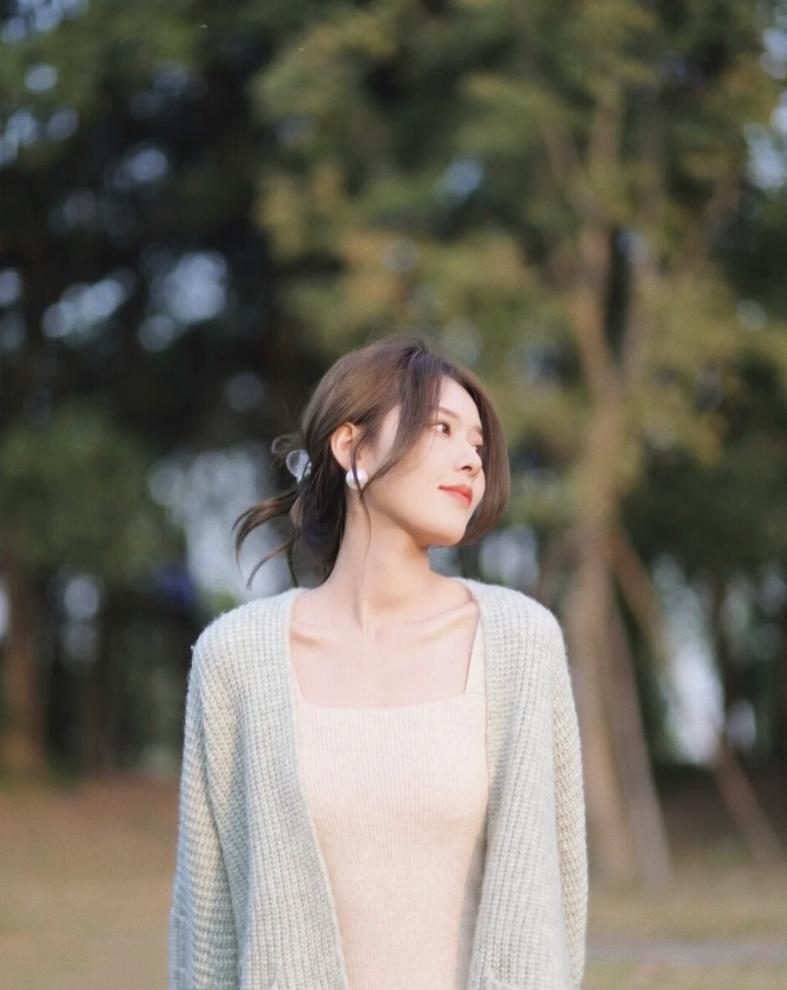 拍照必备的8个pose,今天分享几个实用的拍照姿势