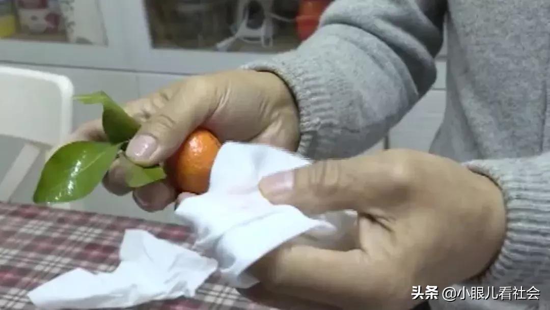 正常砂糖橘用纸擦掉色吗,砂糖橘为什么用纸巾擦是红色的