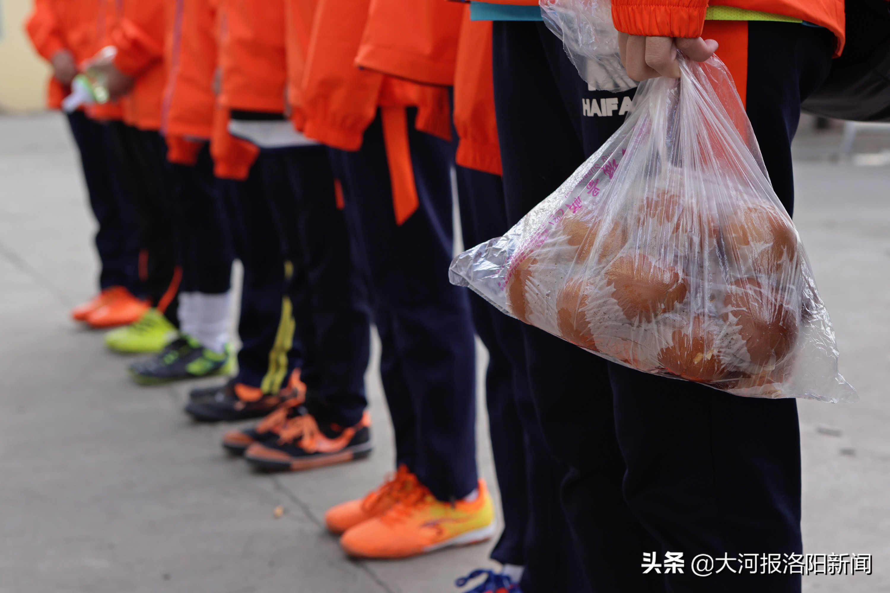 穿足球鞋踢足球比赛,穿大钉足球鞋在水泥地上踢球