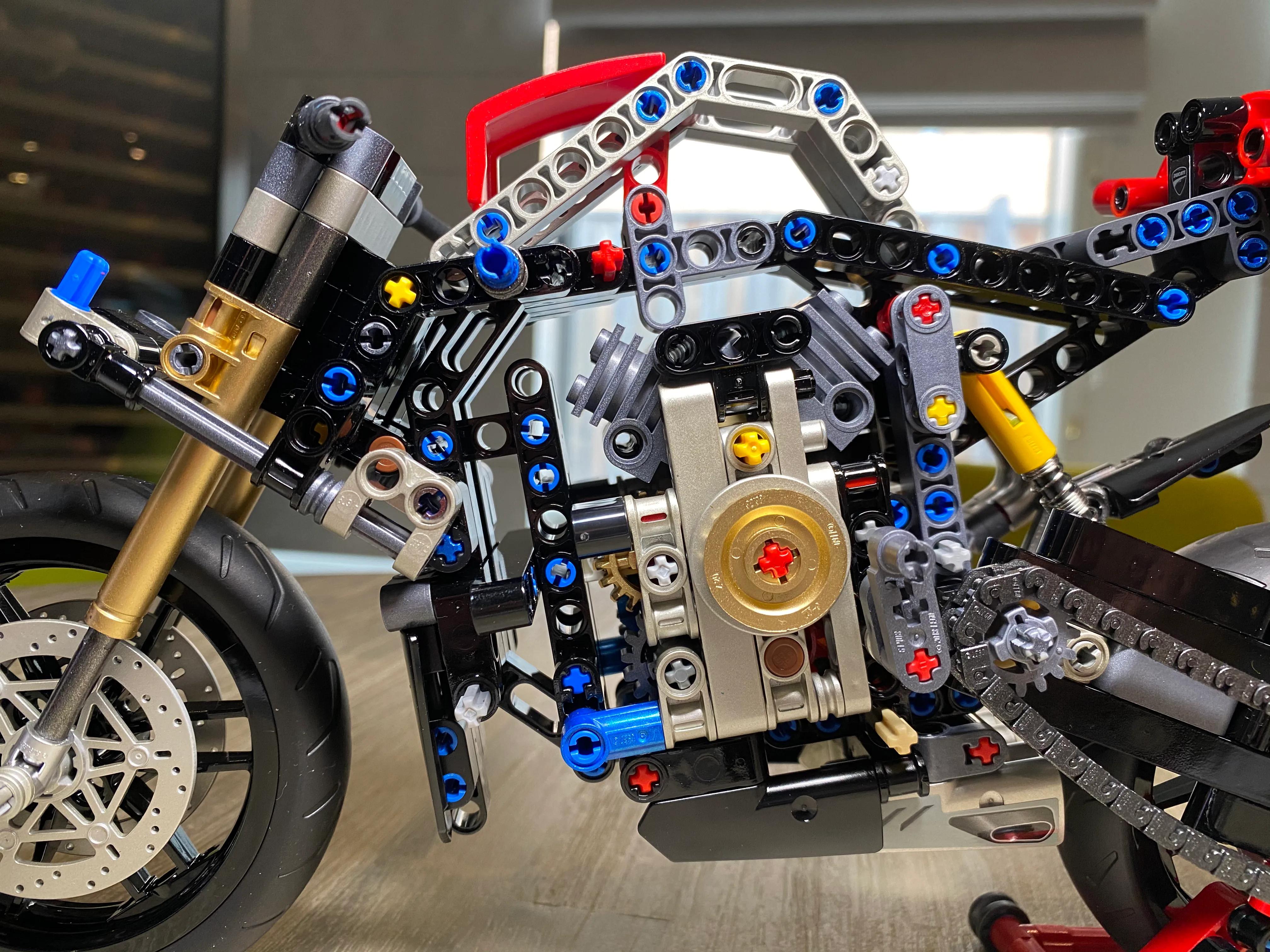 乐高杜卡迪摩托车 (乐高杜卡迪有贴纸吗)