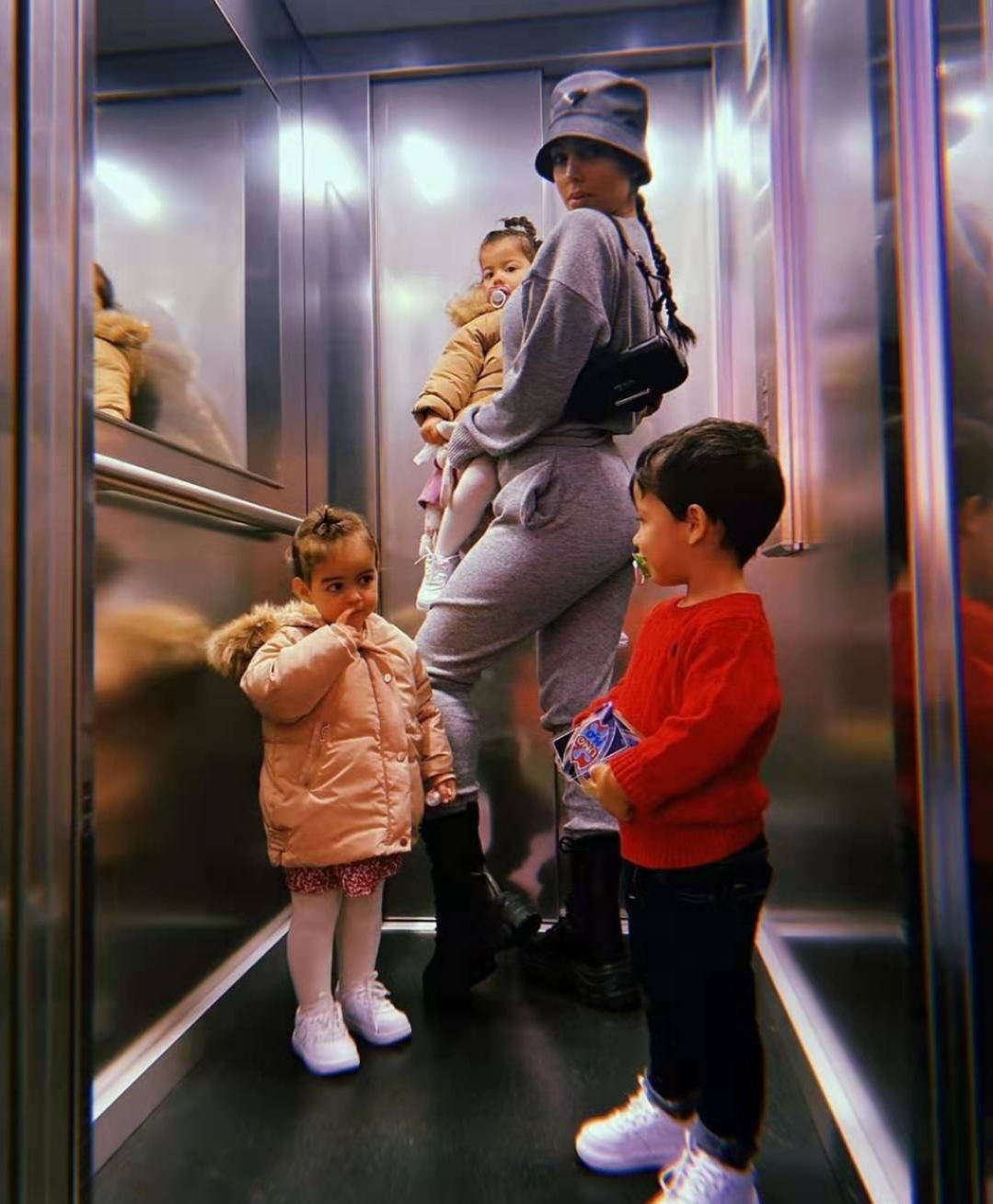 c罗头球热搜第一,c罗穿紫色球服与乔治娜