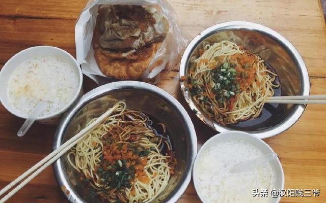 武汉人的过早莫过于一碗热干面,一碗热干面是武汉人最顽强的味道