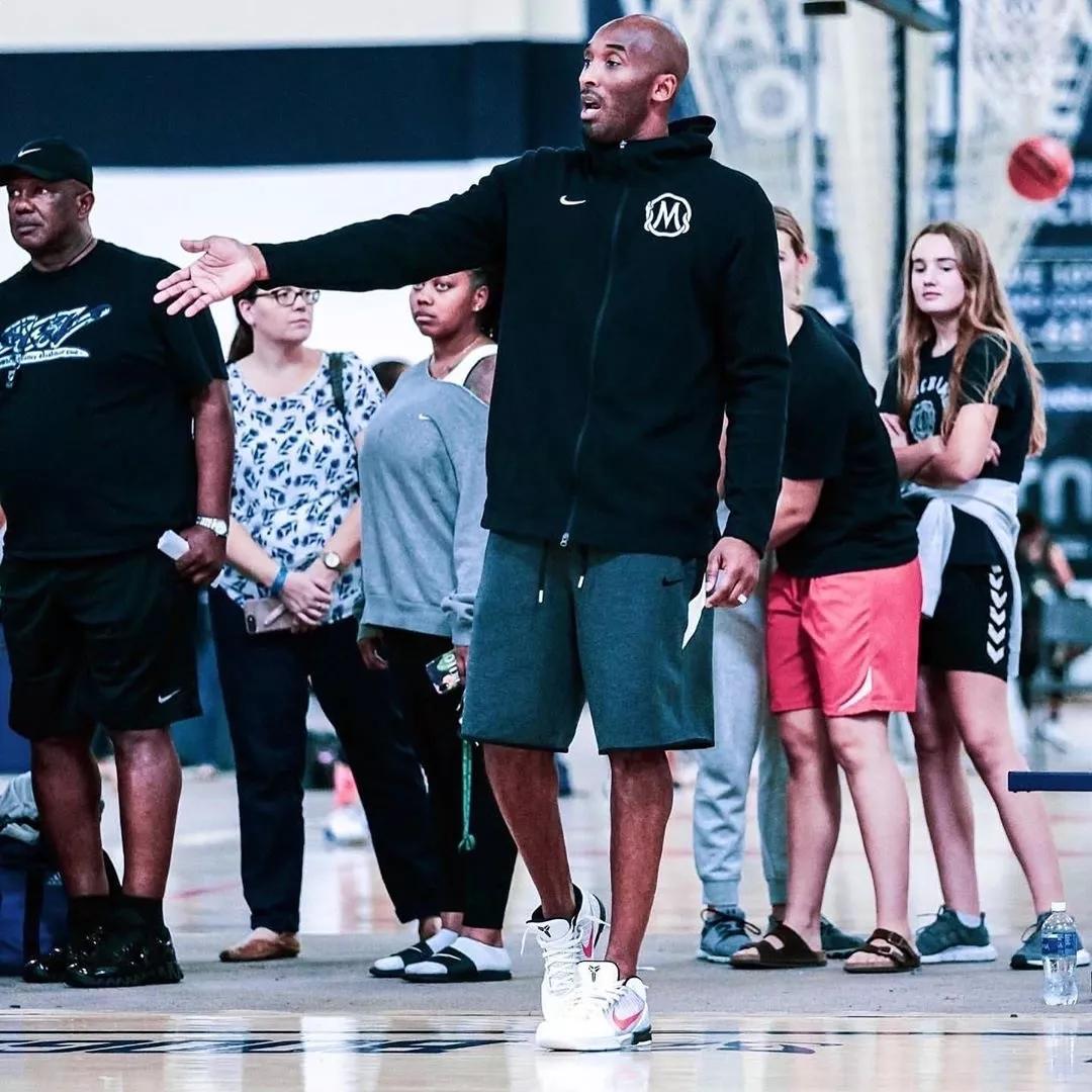 科比生涯最高分穿什么鞋,科比五名人堂配色nba上脚