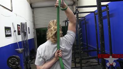 卧推肩膀疼怎么缓解,卧推肩膀疼如何做康复